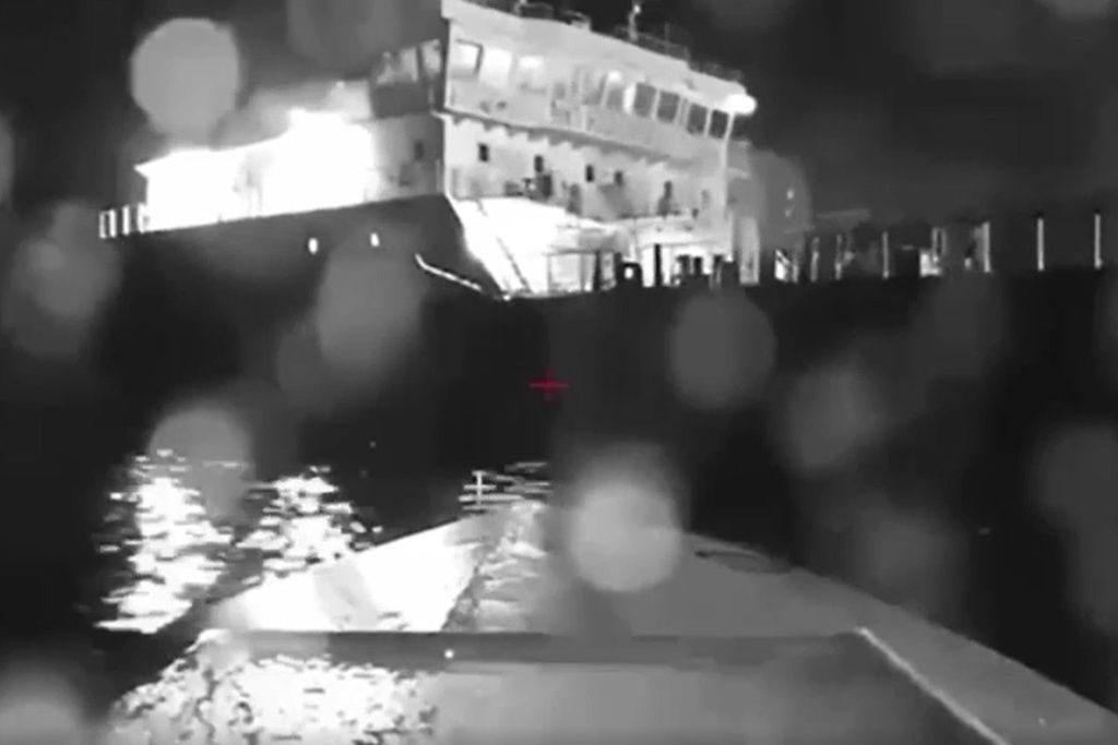 Gambar dari video yang dipublikasikan pada Sabtu (5/8/2023) ini memperlihatkan kapal nirawak (<i>seaborne drone</i>) mendekati tanker Rusia, di Laut Hitam, dekat Crimea.