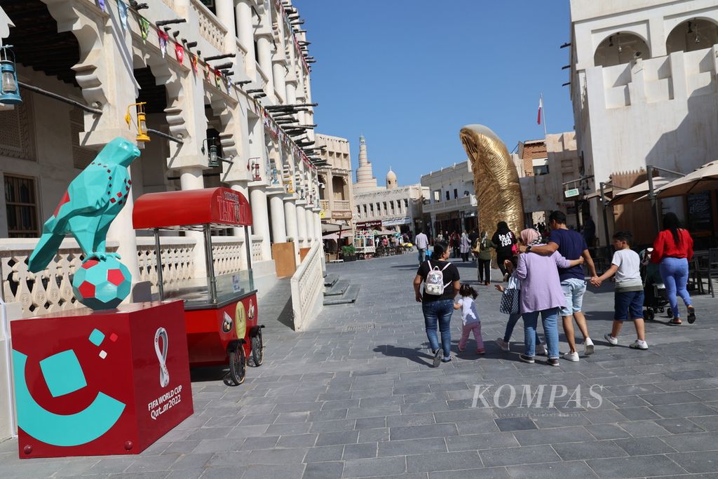 Sejumlah warga berjalan di jantung kawasan Souq Waqif, kota Doha, Qatar, Kamis (17/11/2022). Souq Waqif adalah satu-satunya pasar yang masih memperlihatkan nuansa tradisional Timur Tengah di ibu kota negara Qatar itu.