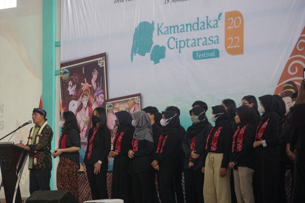Bupati Banyumas Achmad Husein bersama tim Comic House Banyumas dalam peluncuran komik <i>Babad Pasirluhur Raden Kamandaka</i> di Desa Tamansari, Karanglewas, Banyumas, Jawa Tengah, Sabtu (19/11/2022).