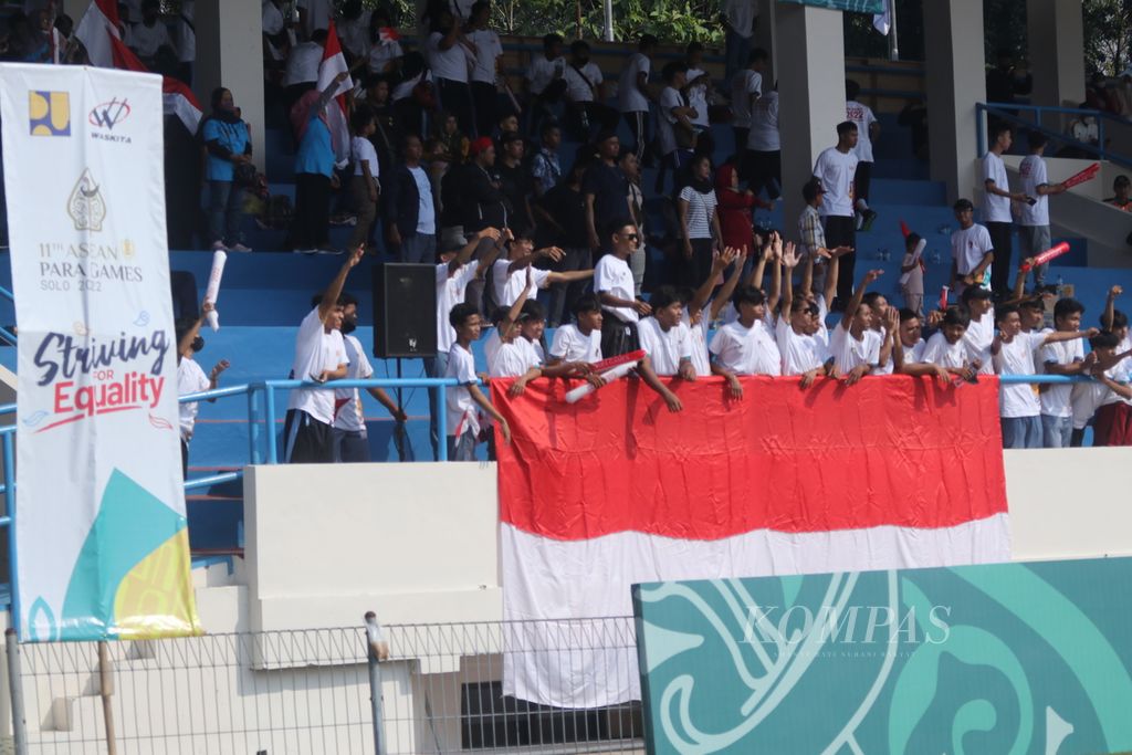 Suporter Merah Putih mendukung tim sepak bola <i>cerebral palsy</i> Indonesia saat melawan Thailand dalam laga pertama ASEAN Para Games Solo 2022 di Stadion UNS, Surakarta, Jawa Tengah, Minggu (31/7/2022). 