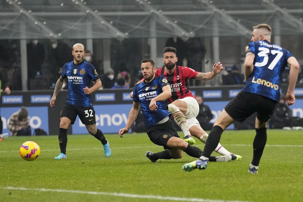 Penyerang AC Milan, Olivier Giroud, membukukan gol kedua dalam pertandingan Liga Italia antara Inter Milan dan AC Milan di Stadion Giuseppe Meazza, Milan, Minggu (6/2/2022). AC Milan mengalahkan Inter Milan, 2-1. 