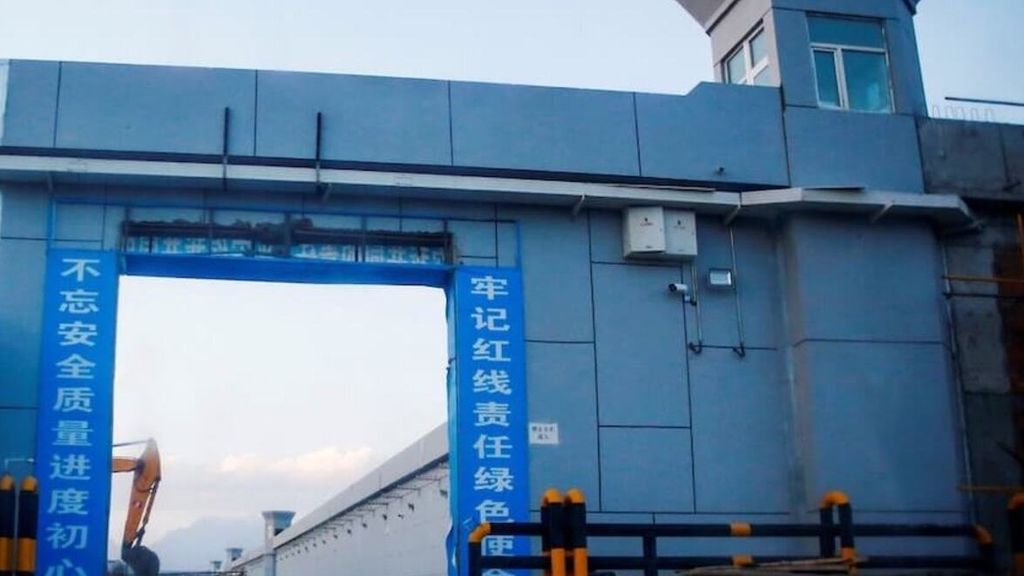  Gerbang dari apa yang secara resmi disebut sebagai pusat pendidikan keterampilan kejuruan di Xinjiang, China barat.