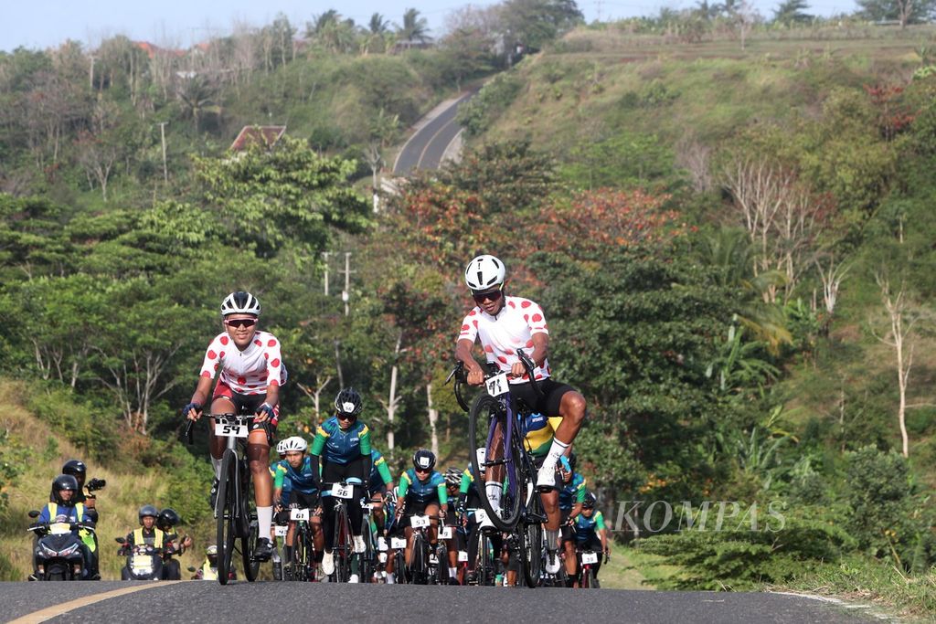 Peserta balap sepeda Cycling de Jabar 2022 memacu sepedanya untuk menyelesaikan etape kedua sejauh 169 kilometer dari Rancabuaya, Garut, hingga Alun-alun Paamprokan, Pangandaran, Minggu (28/8/2022).  