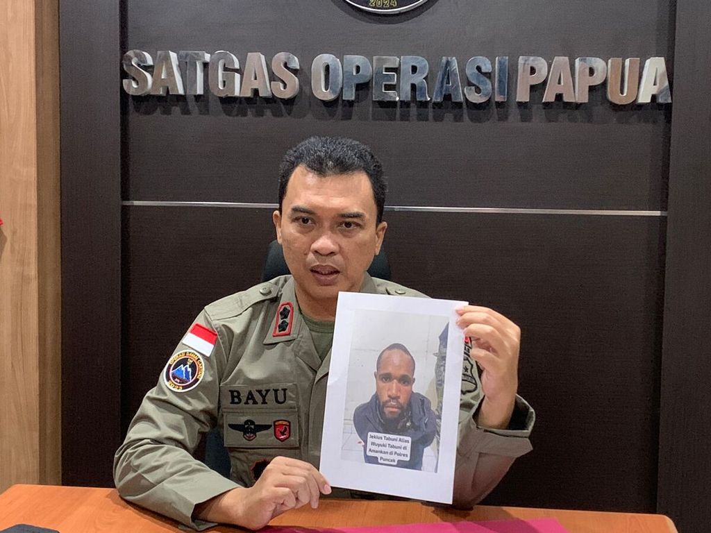 Kepala Satgas Humas Operasi Damai Cartenz Ajun Komisaris Besar Bayu Suseno menunjukkan foto Jukius Tabuni (32), anggota kelompok kriminal bersenjata (KKB) yang ditangkap di Kampung Kago, Distrik Ilaga, Kabupaten Puncak, Papua Tengah, Sabtu (2/3/2024).