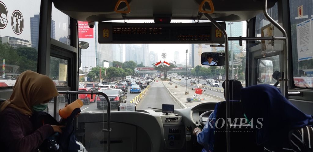 Moda transportasi massal, seperti bus Transjakarta, menjadi pilihan warga khususnya untuk mendatangi arena pertandingan Asian Games 2018, 29 Agustus 2018.
