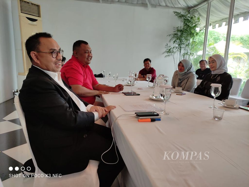 Sudirman Said (kiri) berbincang dengan sejumlah jurnalis di Jakarta, Rabu (17/8/2022).