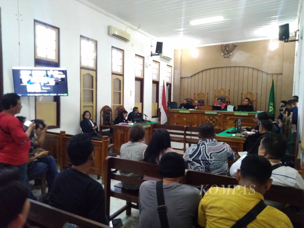 Majelis Hakim Pengadilan Negeri Medan yang diketuai  Dahlan (tengah) membacakan putusan terhadap terdakwa bos judi <i>online</i> Jonni alias Apin BK (42), di Medan, Sumatera Utara, Selasa (27/6/2023). 