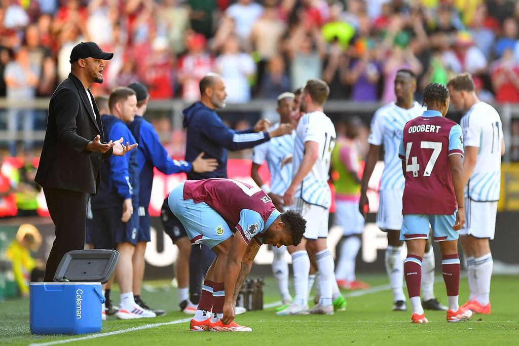 Reaksi Manajer Burnley Vincent Kompany (kiri) saat pemain turun minum pada pertandingan Liga Inggris antara Burnley dan Nottingham Forest di Stadion Turf Moor, Burnley, Inggris, Minggu (19/5/2024). Klub Jerman, Bayern Muenchen, dikabarkan berminat meminang Kompany sebagai pelatih baru menggantikan Thomas Tuchel.