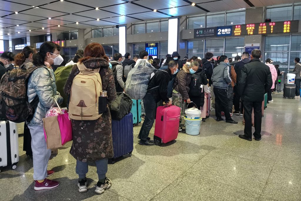 Antrean calon penumpang kereta api terlihat di Yichang East Railway Station di Provinsi Hubei, China, Kamis (8/12/2022). Pemerintah China mulai bersiap menghadapi lonjakan kasus Covid-19 setelah melonggarkan sejumlah protokol kesehatatannya.