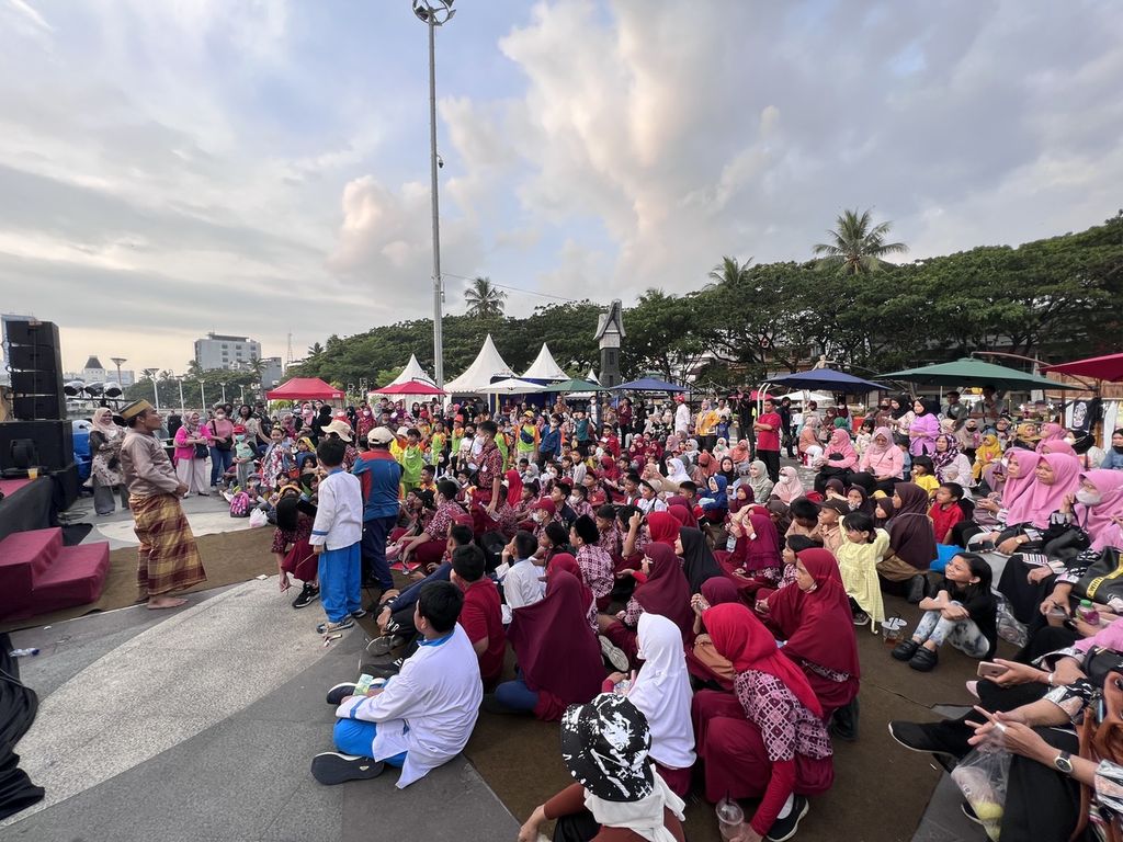 Ratusan anak usia sekolah duduk mendengar dongeng di panggung Fiction Writer di ajang F8 Makassar, Jumat (9/9/2022).