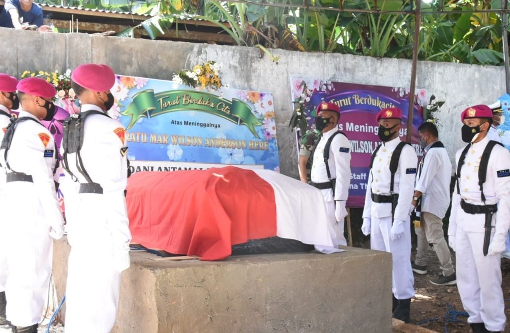 Suasana pemakaman Praka Marinir (Anumerta) Wilson Anderson Here yang gugur akibat penyerangan kelompok separatis teroris Papua di Kabupaten Nduga, Papua, pada Sabtu (26/3/2022). Korban dimakamkan di kampung halamannya, Kota Kupang, NTT, Rabu (30/3/2022).