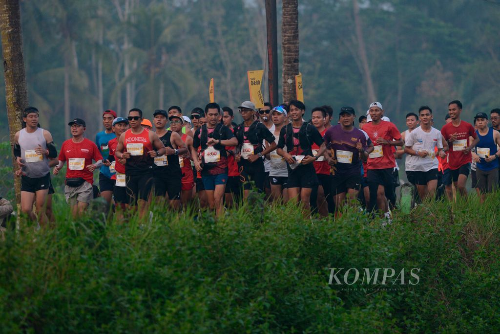Pelari kategori maraton melintasi jalan perdesaan dalam lomba Borobudur Marathon 2023 Powered by Bank Jateng di kawasan Candi Borobudur, Kabupaten Magelang, Jawa Tengah, Minggu (19/11/2023). 