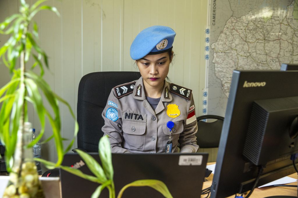 Brigadir Polisi Satu Renita Rismayanti saat bertugas di Afrika Tengah.