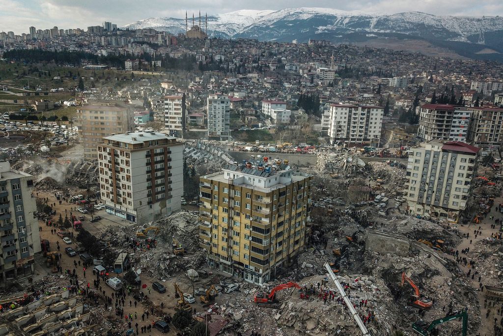 Pemandangan udara ini menunjukkan bangunan yang runtuh di Kahramanmaras yang merupakan pusat gempa berkekuatan 7,8 skala Richter, pada 10 Februari 2023. 