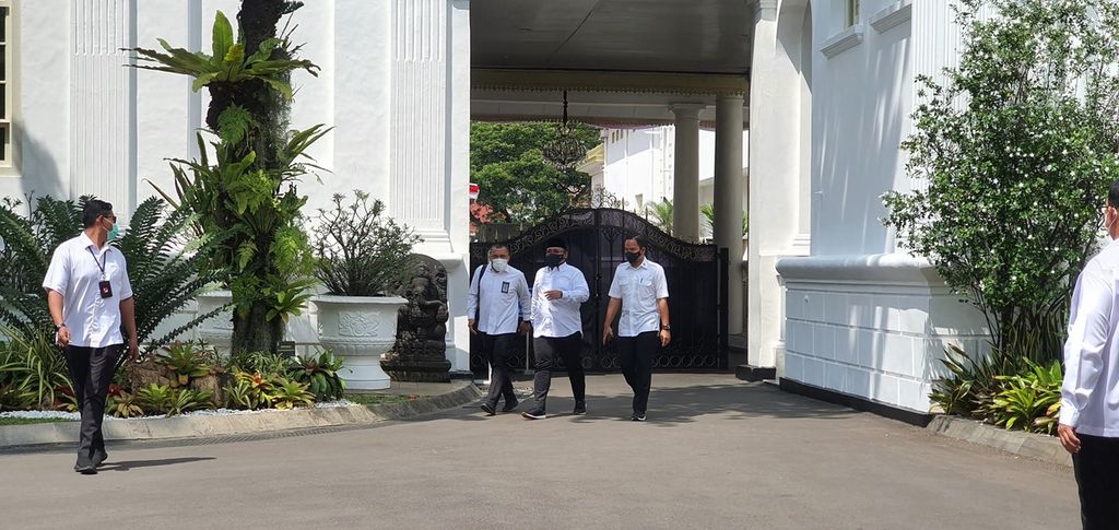 Menteri Agama Yaqut Cholil Qoumas berjalan di Kompleks Istana Kepresidenan, Jakarta, Senin (15/8/2022), seusai mengikuti gladi bersih peringatan 77 tahun Proklamasi Kemerdekaan RI.