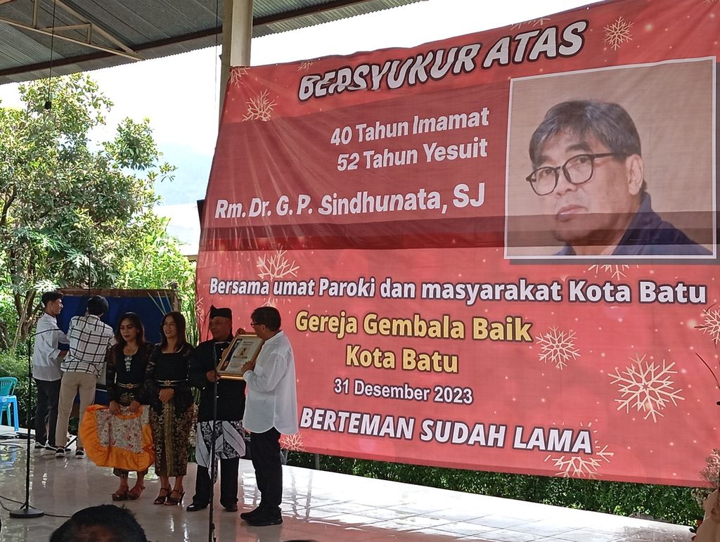 Rohaniwan dan budayawan Gabriel Possenti Sindhunata SJ (kemeja putih paling kanan) menerima penghargaan dari warga Kampung Hendrik yang merupakan tanah kelahirannya saat acara ramah tamah Syukuran 40 Tahun Imamat dan 52 Tahun Menjadi Jesuit di Batu, Jawa Timur, Minggu (31/12/2023).