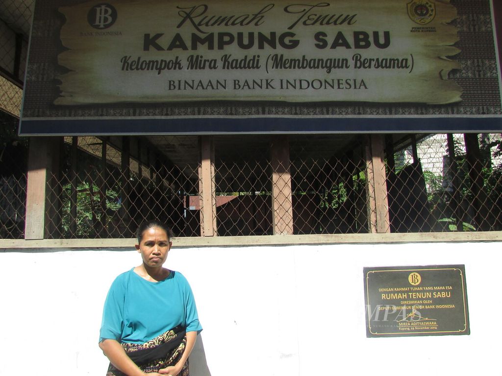Kabupaten Sabu Raijua terkenal dengan motif tenun khas yang indah. Sebagian besar perempuan Sabu, seperti di Kota Kupang, pandai menenun. Mereka membangun rumah tenun, kemudian menenun secara berkelompok. Foto diambil pada Agustus 2020. 