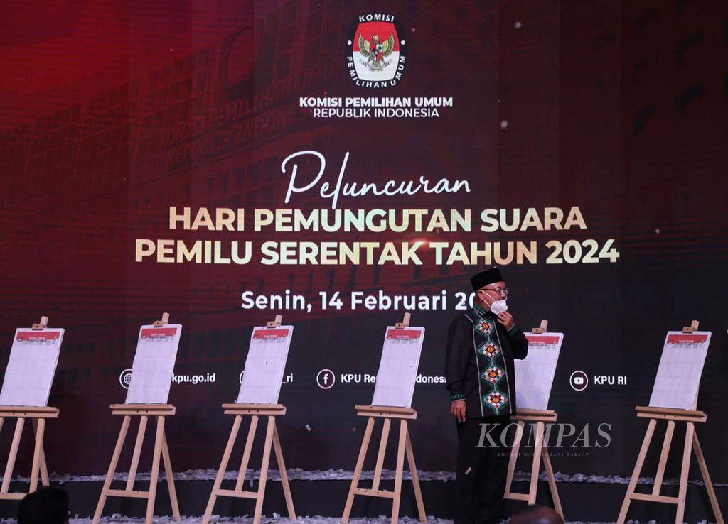 Ketua Komisi Pemilihan Umum (KPU) Ilham Saputra seusai menyampaikan sambutan saat peluncuran hari pemungutan suara pemilu serentak 2024 di Kantor KPU, Jakarta, Senin (14/2/2022).  