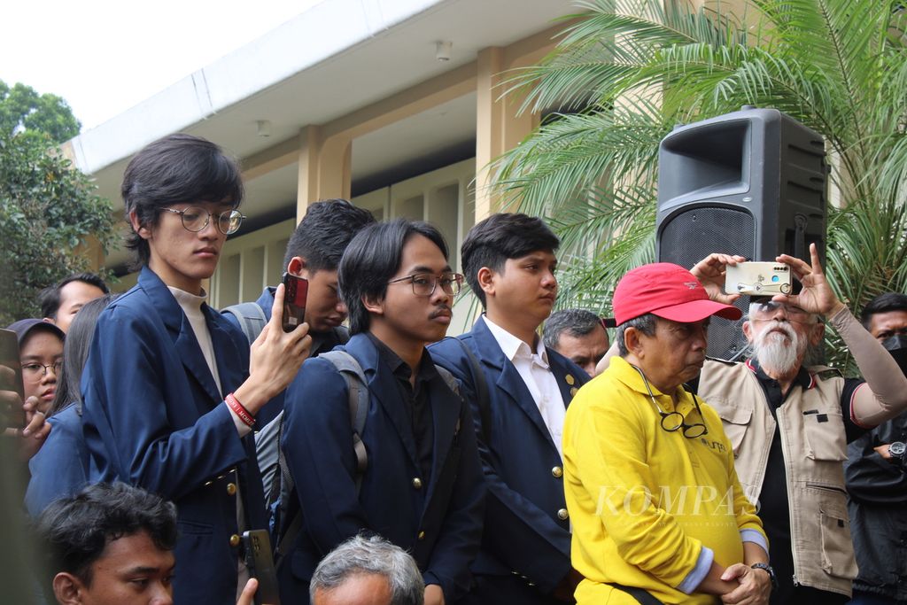 Sejumlah mahasiswa dan alumni mengikuti Seruan Padjadjaran yang dilakukan oleh sivitas akademika Universitas Padjadjaran (Unpad) di kampus Unpad Dipati Ukur, Kota Bandung, Jawa Barat, Sabtu (3/2/2024).