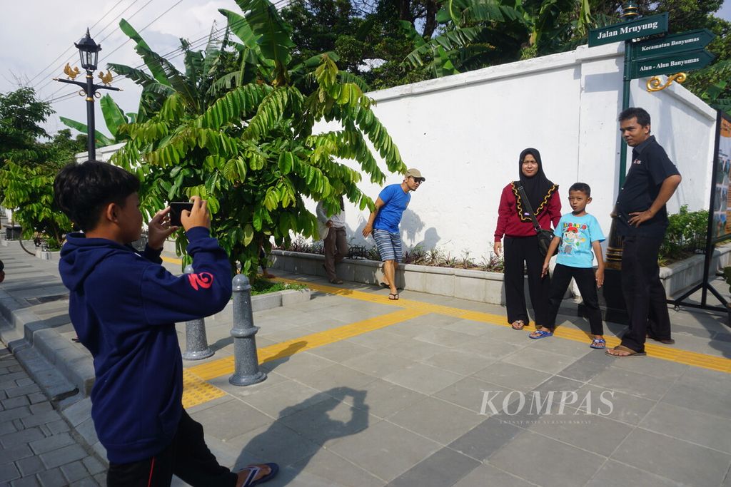 Sejumlah orang berfoto di Kawasan Kota Lama Banyumas, Jawa Tengah, Senin (1/1/2024). Kementerian Pekerjaan Umum dan Perumahan Rakyat menata Kawasan Kota Lama Banyumas dan diharapkan bisa meningkatkan pariwisata. 