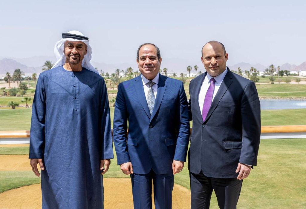 (Dari kiri ke kanan) Putra Mahkota Abu Dhabi Mohammed bin Zayed al-Nahyan, Presiden Mesir Abdel Fattah el-Sisi, dan Perdana Menteri Israel Naftali Bennett berfoto bersama seusai pertemuan mereka di Sharm el-Sheikh, kawasan resort Laut Merah, Mesir, Selasa (22/3/2022). 