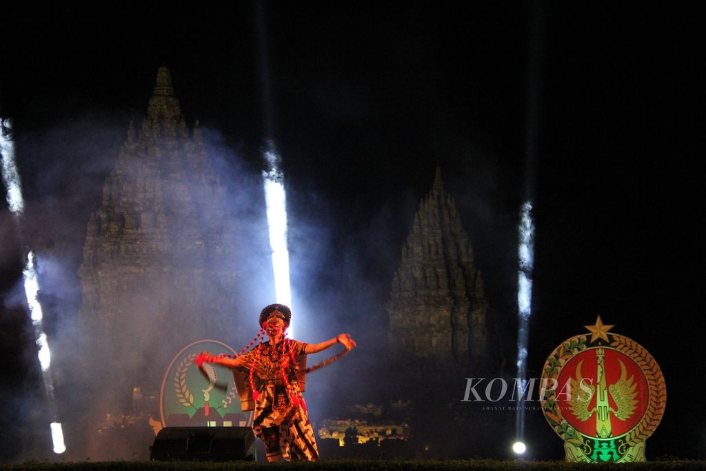 Pertunjukan tari topeng ditampilkan dalam acara esona Jawa Barat di Daerah Istimewa Yogyakarta”, Rabu (1/12/2021) malam, di kompleks Candi Prambanan, Kabupaten Sleman, DIY. 