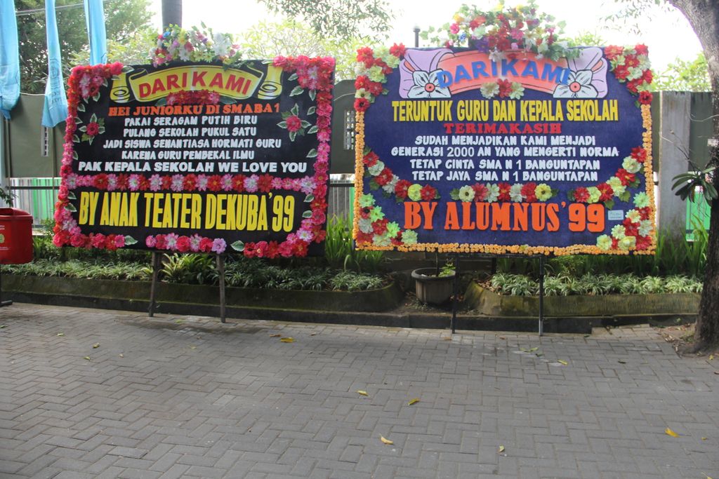 Sejumlah karangan bunga diletakkan di halaman SMA Negeri 1 Banguntapan, Kabupaten Bantul, Daerah Istimewa Yogyakarta, Senin (8/8/2022). 