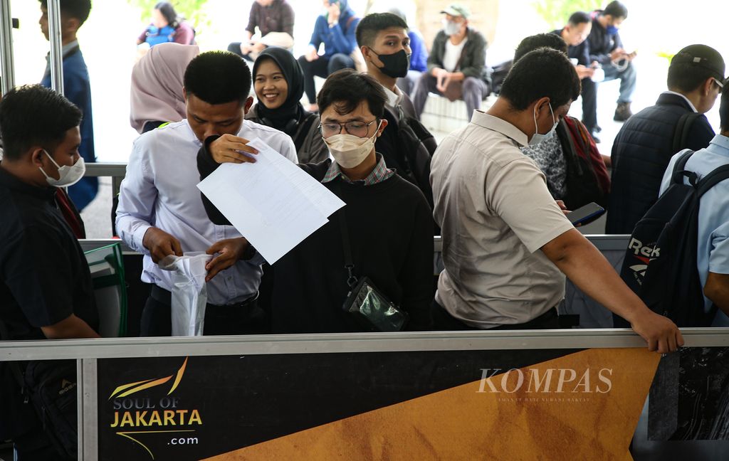 Pencari kerja mempersiapkan berkasnya saat mengantre di Mega Career Expo 2023 di Gedung Serbaguna Senayan, Jakarta Pusat, Rabu (4/10/2023). Sekitar 300 lowongan pekerjaan ditawarkan pada bursa kerja yang berlangsung selama dua hari tersebut. 
