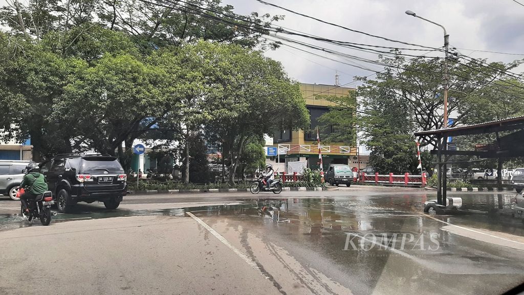 Genangan air tampak di salah satu ruas jalan di Kota Pontianak, Kalimantan Barat, Senin (31/10/2022).