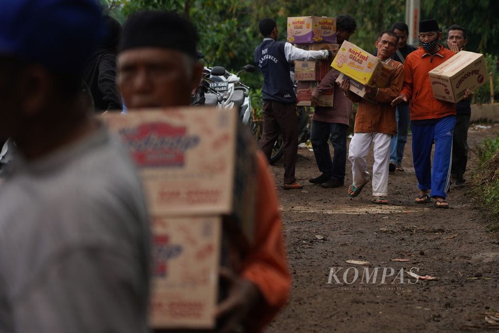 Warga membawa bantuan ke pengungsian di Kampung Rawacina, Nagrak, Kecamatan Cianjur, Kabupaten Cianjur, Jawa Barat, Rabu (23/11/2022). 