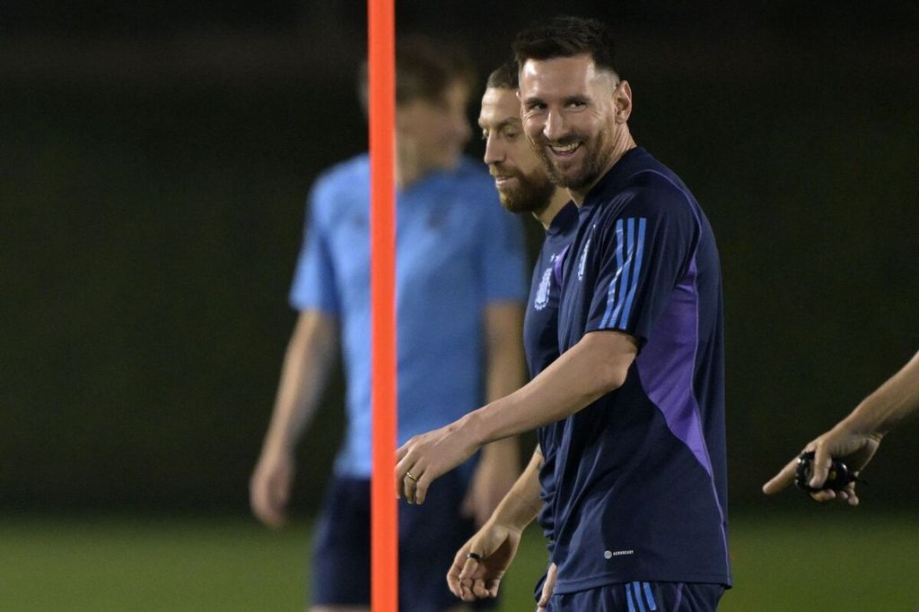 Pemain Argentina Lionel Messi menghadiri sesi latihan di lapangan Universitas Qatar, Doha Jumat (2/12/2022). Latihan digelar untuk menghadapi Australia. 