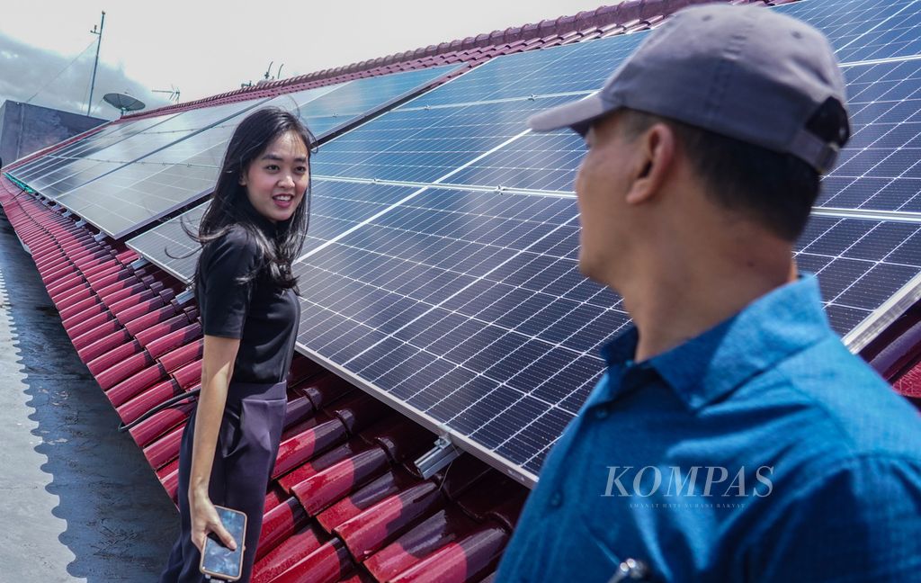 Panel surya yang digunakan sebagai sebagian pemenuhan energi listrik di Hotel Santika Banyuwangi, Banyuwangi, Jawa Timur, Minggu (11/9/2022). 