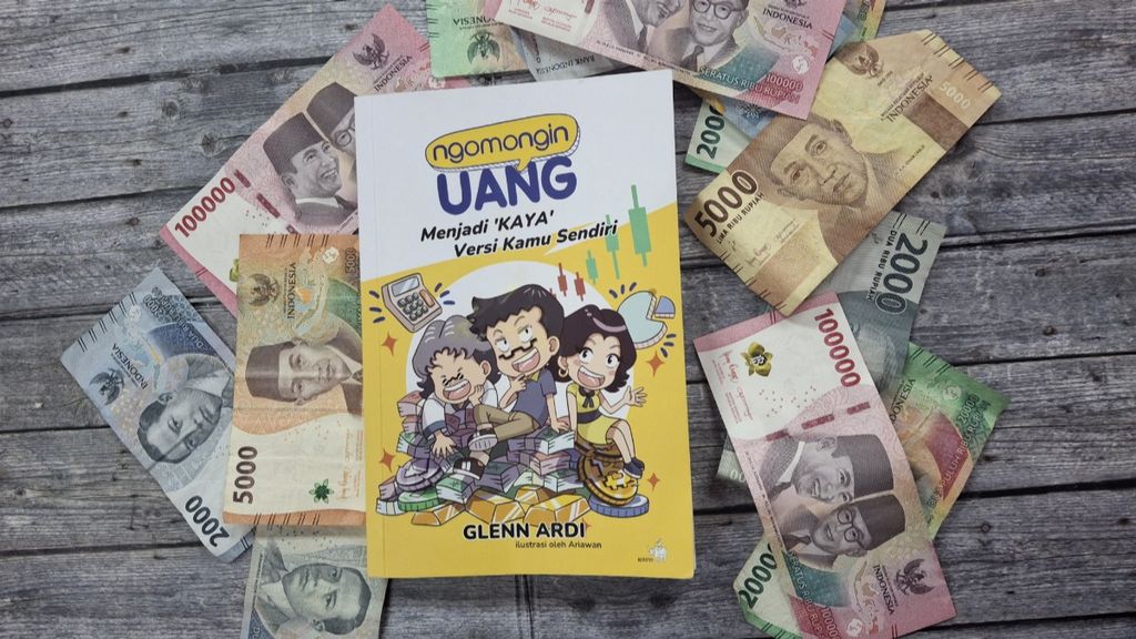 Halaman muka buku berjudul <i>Ngomongin Uang: Menjadi </i><i>Kaya</i><i> Versi Kamu Sendiri</i>