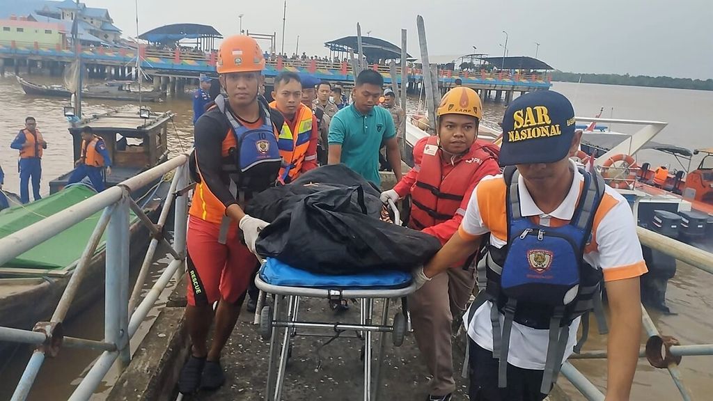Tim SAR di Jambi mengevakuasi korban tewas kecelakaan kapal penumpang yang ditemukan di perairan Tanjung Jabung Barat, Jambi, Jumat (14/4/2023). 