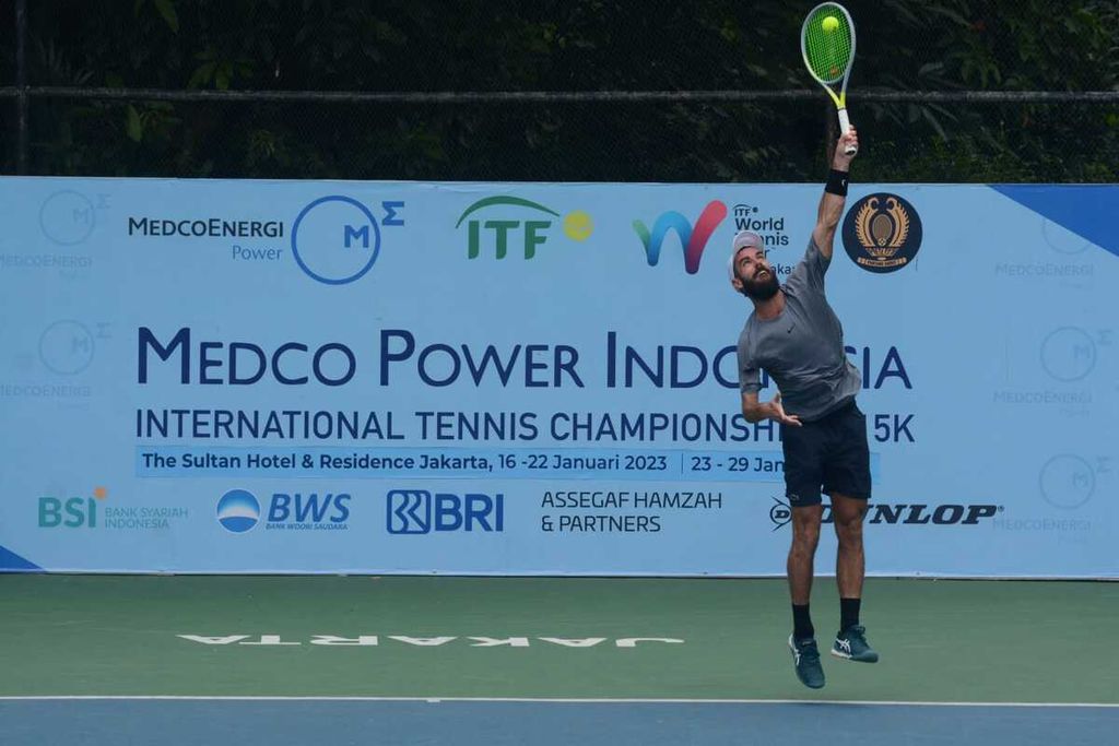 Petenis Perancis, Arthur Weber, melakukan servis saat bertanding melawan petenis Taiwan, Tsung-Hao Huang, pada turnamen Medco Power Tennis Championships M15 di lapangan tenis Hotel Sultan, Jakarta, Sabtu (21/1/2023).