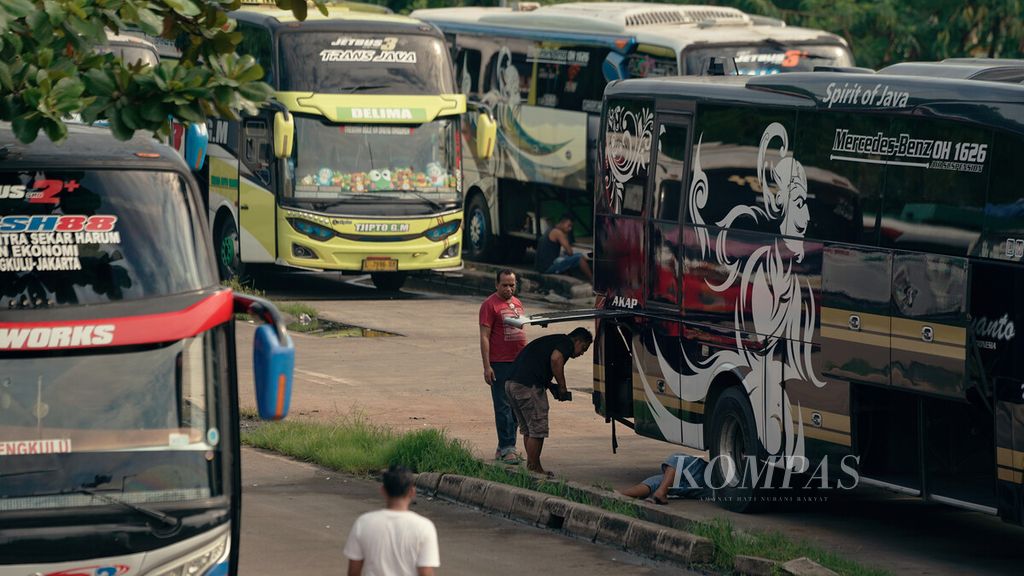 Awak bus antarkota antarprovinsi (AKAP) mengecek mesin sembari menunggu jadwal keberangkatan di Terminal Pulo Gebang, Cakung, Jakarta Timur, Minggu (3/4/2022). 