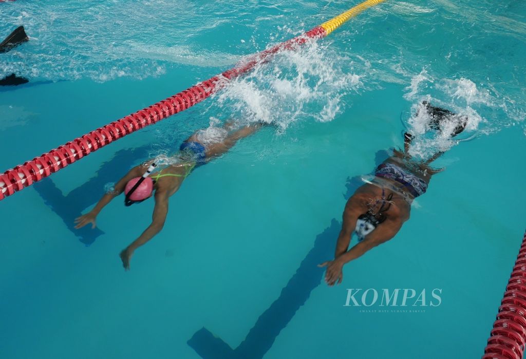 Suasana latihan di pelatnas finswimming yang berada di bawah naungan Pengurus Besar Persatuan Olahraga Selam Seluruh Indonesia (PB POSSI) Riyad di Arena Akuatik, Kompleks Olahraga Gelora Bung Karno, Senayan, Jakarta Pusat, Senin (4/4/2022). 