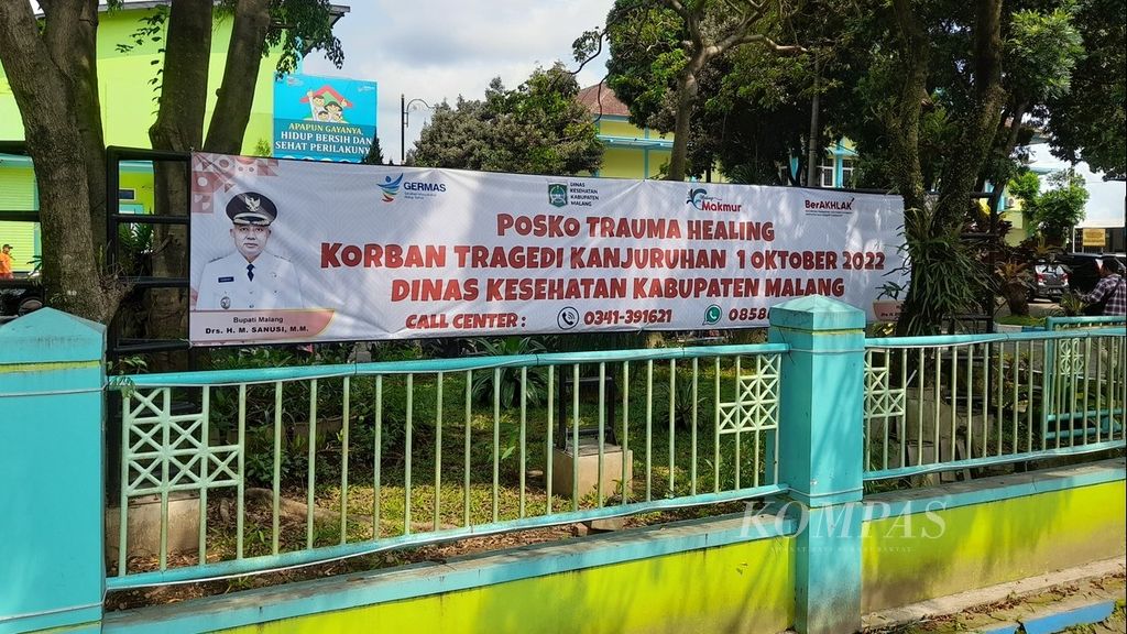 Spanduk bertuliskan Posko Trauma Healing terpampang di depan kantor Dinas Kesehatan Kabupaten Malang di Jalan Panji, Kepanjen, Malang, Jawa Timur, saat difoto 12 Oktober lalu.