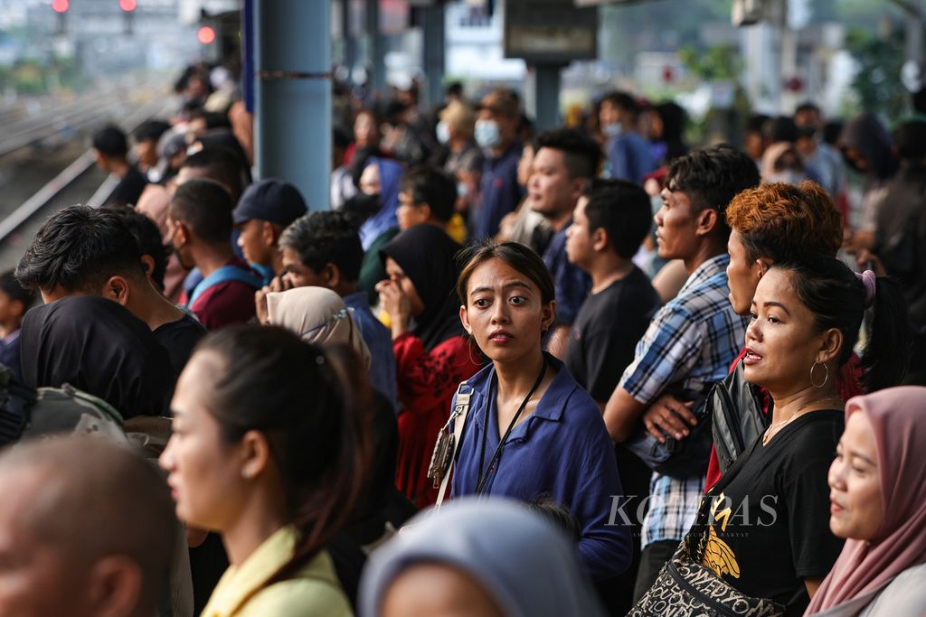 Kerumunan penumpang yang menunggu KRL Commuterline tiba di Stasiun Tanah Abang, Jakarta Pusat, 9 Mei 5 2024. 