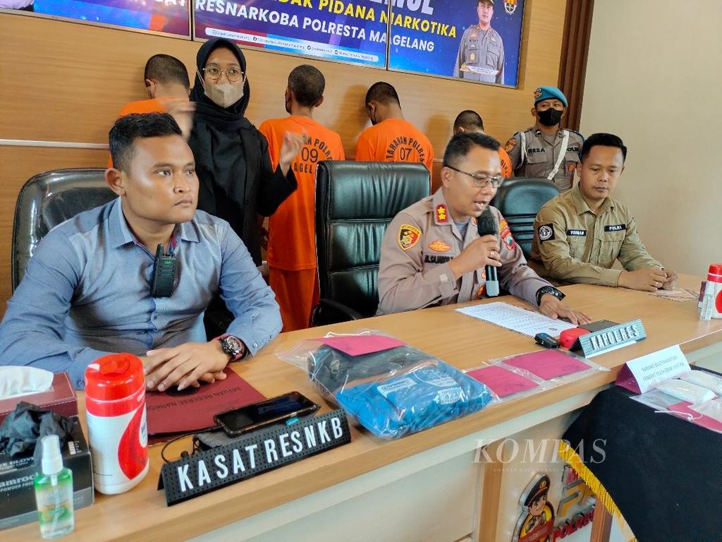 Pejabat Smentara Kapolresta Magelang Sajarod Zakun memberikan paparan terkait kasus peredaran sabu, Rabu (9/11/2022).