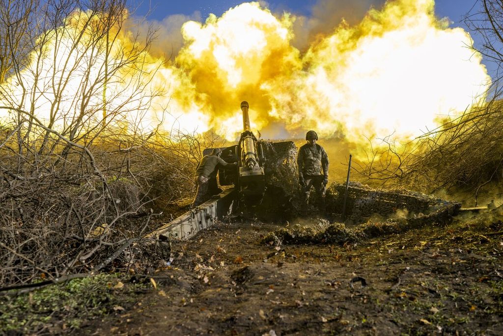 Seorang prajurit unit artileri Ukraina menembak ke arah posisi Rusia di luar Bakhmut pada 8 November 2022, di tengah invasi Rusia ke Ukraina. 