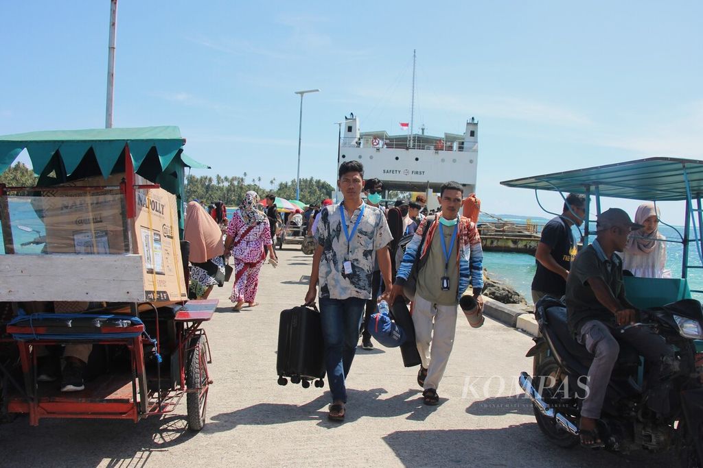 Wisatawan lokal keluar dari kapal Aceh Hebat 3 saat bersandar di Pelabuhan Pulau Banyak, Kabupaten Aceh Singkil, Aceh, Selasa (4/7/2023).