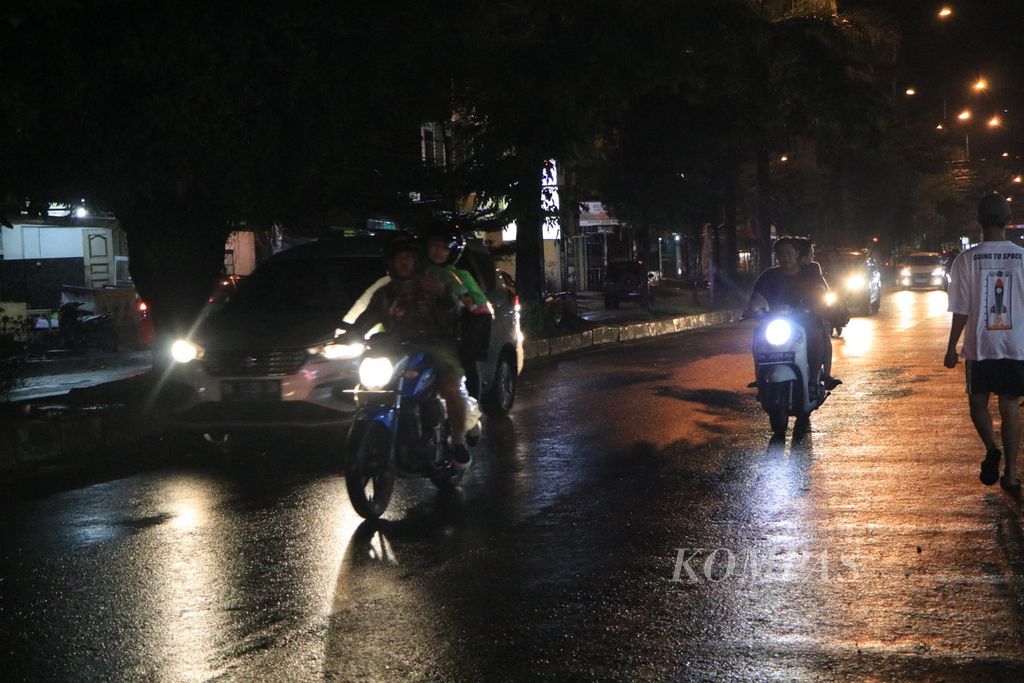 Warga melintas di jalanan yang gelap di Jalan Letjen Jamin Ginting, Medan, Sumatera Utara, Sabtu (22/7/2023). Dalam berapa bulan terakhir, aksi begal kian marak di Medan.