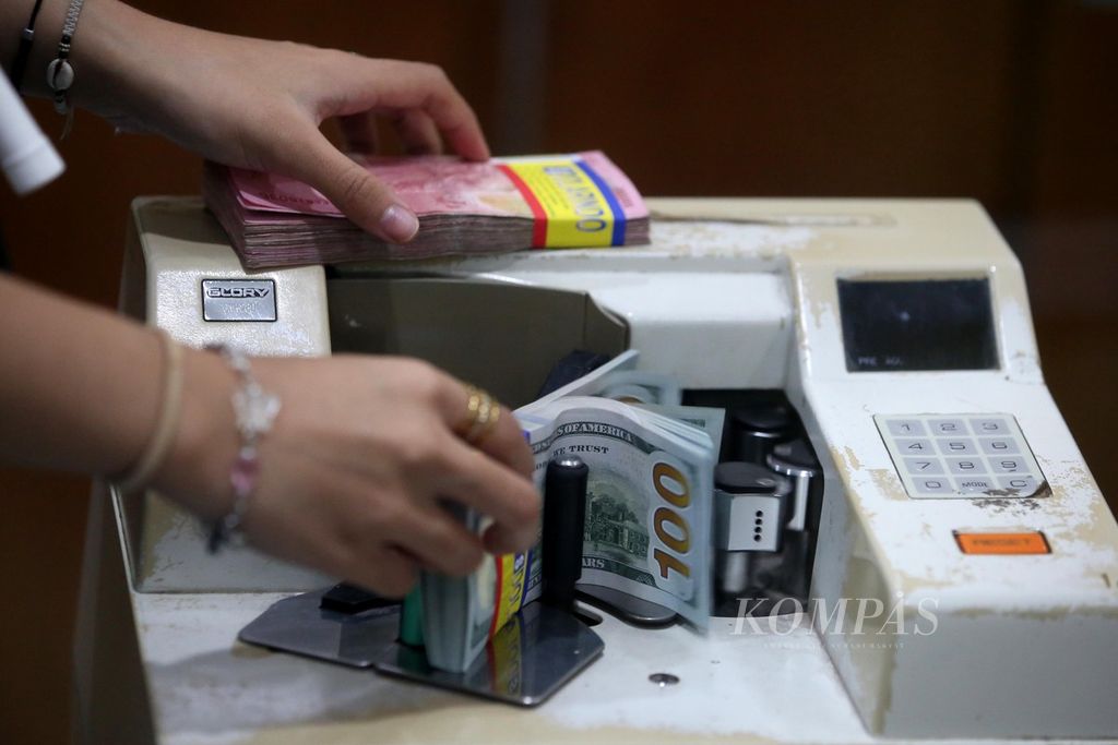 Pegawai menghitung uang dollar AS di tempat penukaran valuta asing Dolarindo di kawasan Blok M, Jakarta Selatan, Jumat (21/6/2024). 