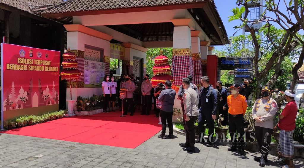 Kepala Polri Jenderal (Pol) Sigit Listyo Prabowo meninjau fasilitas isolasi terpusat berbasis sistem pengamanan lingkungan terpadu berbasis desa adat (Sipandu Beradat) di sebuah hotel di Kuta, Badung, Rabu (16/2/2022).