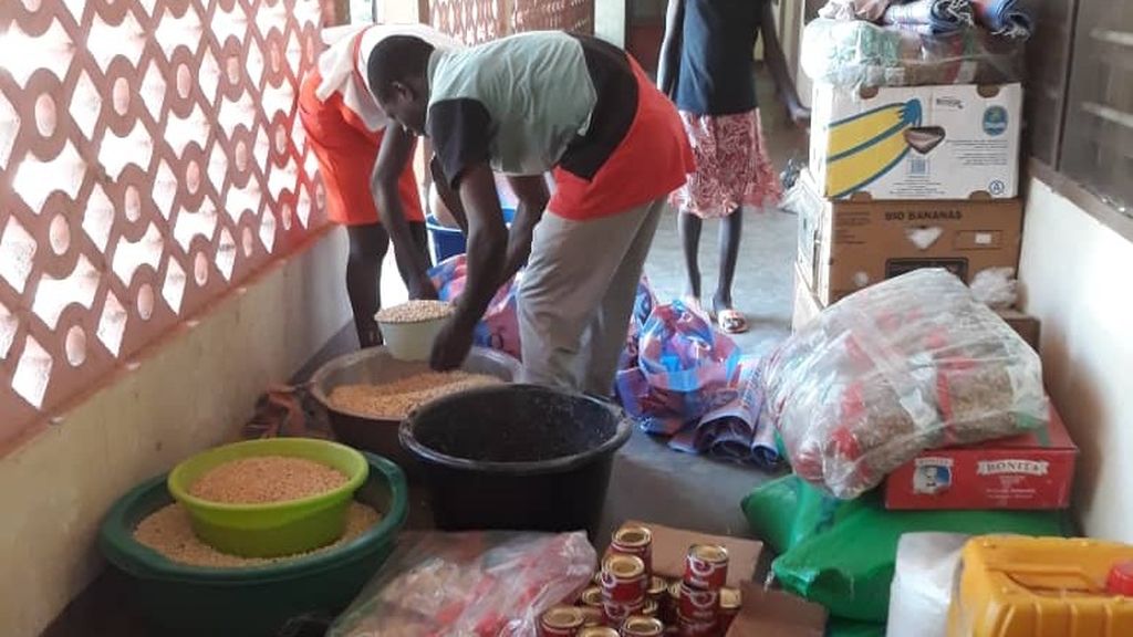 Petugas di Paroki Takpamba membagikan bahan pokok kepada warga miskin yang sama sekali tidak memiliki makanan saat natal 2022 ini. Makanan ini diadakan oleh paroki Takpamba.