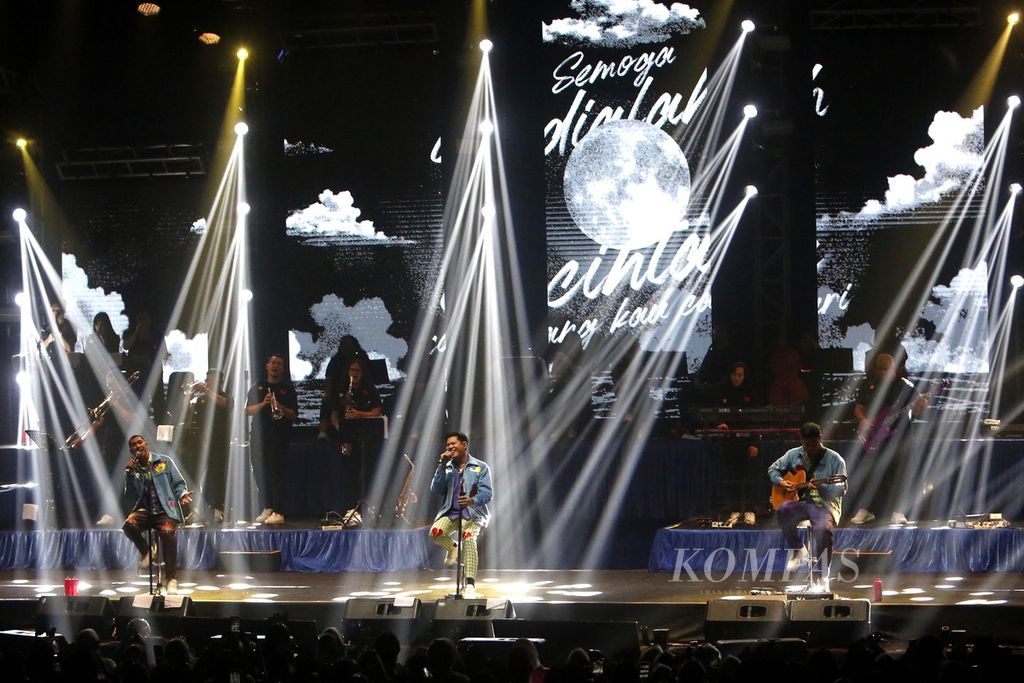 Aksi panggung grup musik RAN saat menggelar konser tunggal bertajuk The Sweet Seventeen Show di Gelanggang Basket, Senayan, Jakarta, Rabu (20/12/2023).