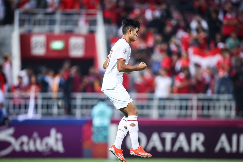 Indonesia's Ramadhan Sananta celebrated his success in executing a penalty kick during the penalty shootouts against South Korea in the quarter-finals of the 2024 U-23 Asian Cup on Friday (26/4/2024) at Abdullah bin Khalifa Stadium, Doha. Sananta was one of the substitute options for Rafael Struick in the semi-final match.