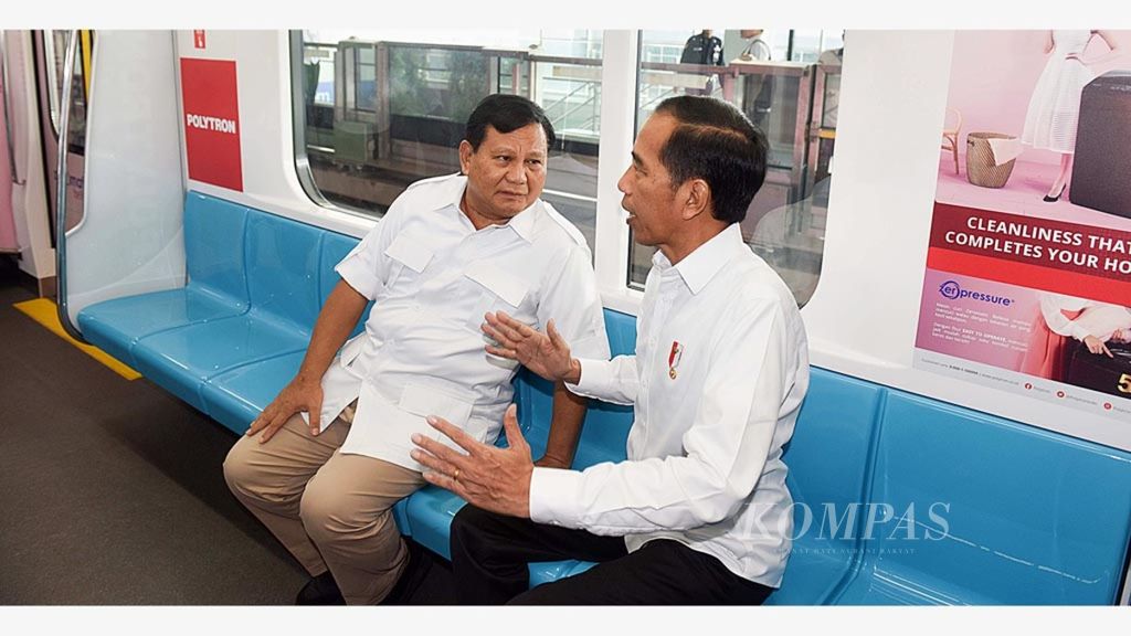 Presiden Joko Widodo berbincang dengan rival politiknya dalam Pemilihan Presiden 2019, Prabowo Subianto, saat menumpang kereta dari Stasiun MRT Lebak Bulus menuju Stasiun MRT Senayan, Jakarta, Sabtu (13/7/2019). 