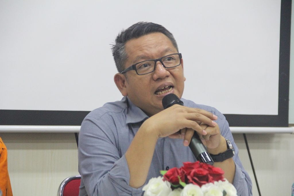 Rektor Universitas Islam Indonesia Fathul Wahid memberikan keterangan dalam konferensi pers, Senin (11/11/2019), di kampus UII, Yogyakarta. 